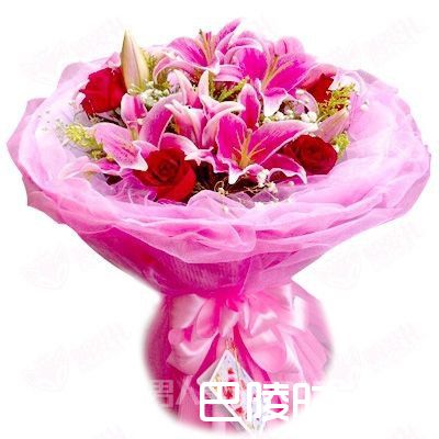 红色玫瑰，粉色香水百合，向日葵，绿叶、剑叶搭配