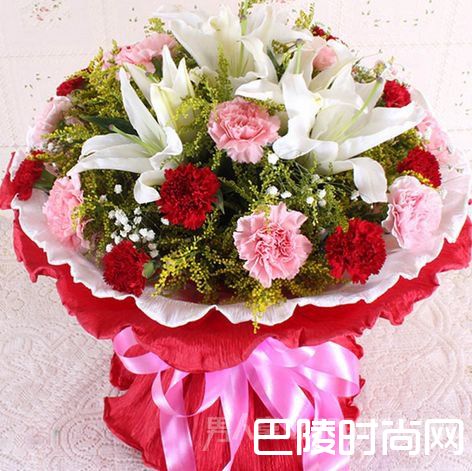 红色康乃馨、粉色康乃馨，黄莺、绿叶