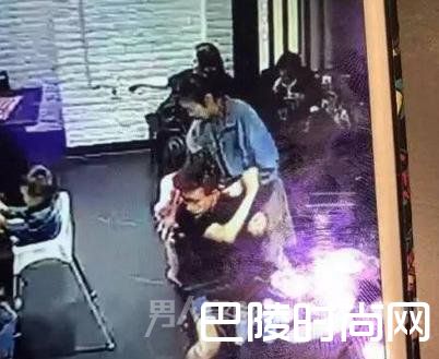 女大学生起身离座