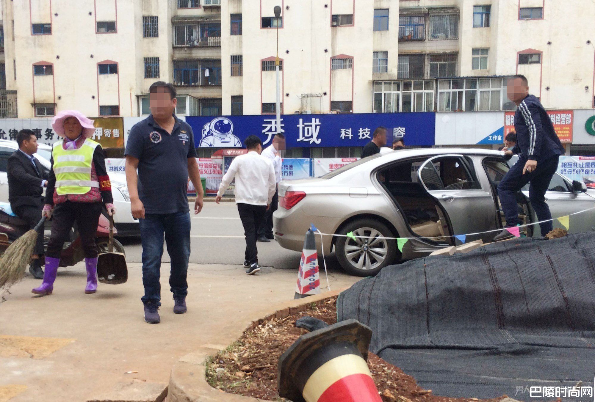 法院门口抢车 法院门口抢车