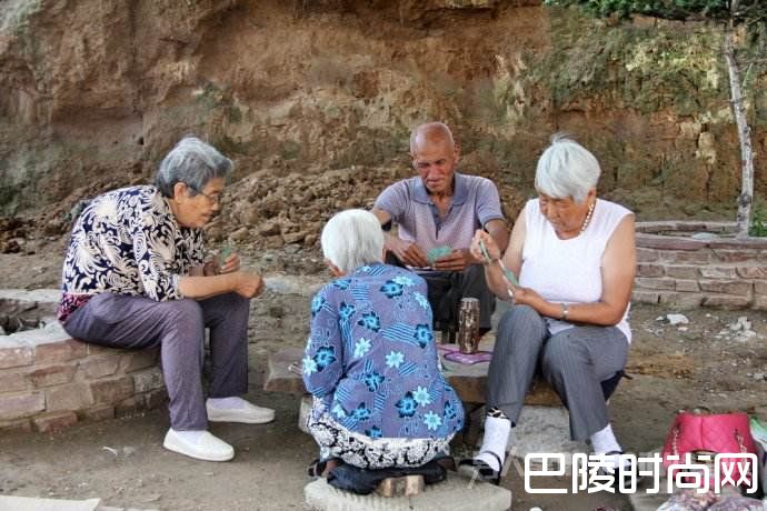老人玩牌