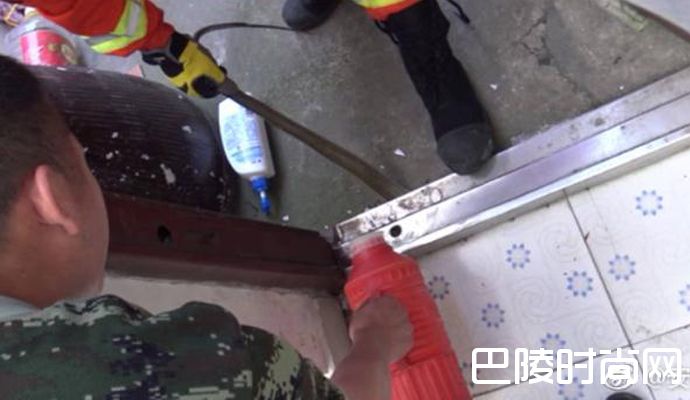 2米长蛇钻幼儿园,长蛇钻幼儿园,2米蛇钻幼儿园,长蛇,幼儿园