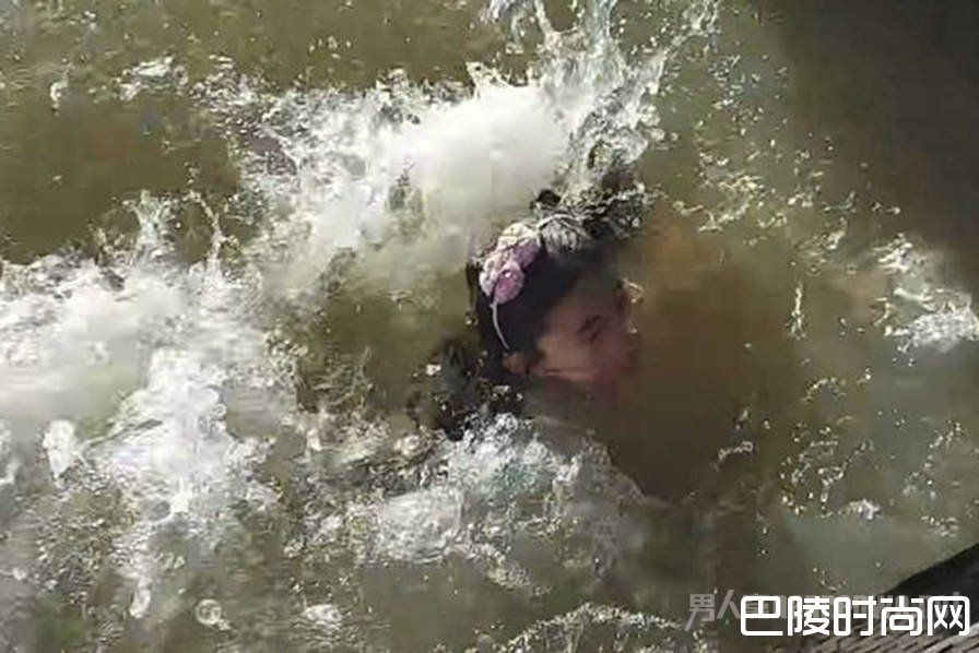 女孩掉入水中