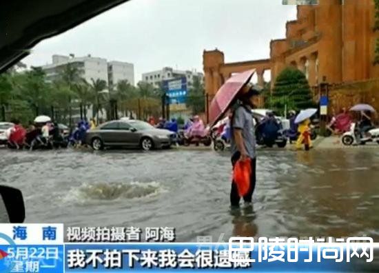 老人冒雨坚守