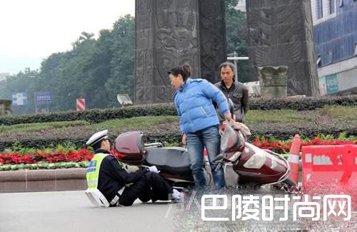 女子骑车被查不配合 女子骑车被查不配合