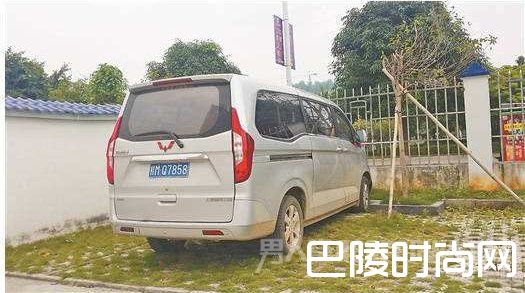 停在幼儿园门口的校车