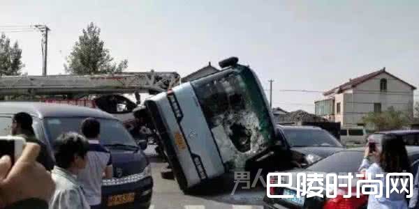 校车发生侧翻