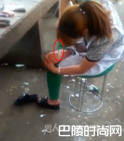 用切肉刀刮脚底 用切肉刀刮脚底