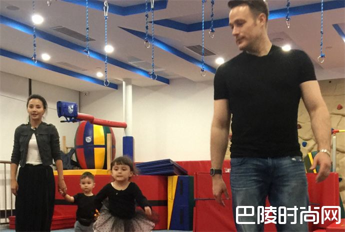 马雅舒一家齐亮相