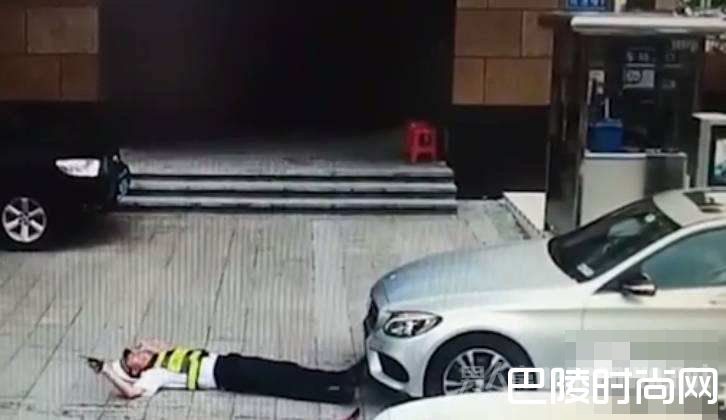 奔驰车碾压保安