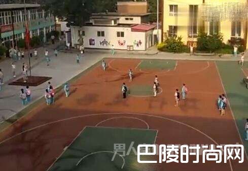 听国歌自发行注目礼 听国歌自发行注目礼