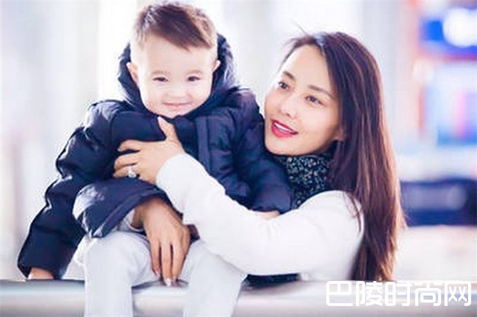 马雅舒一家齐亮相