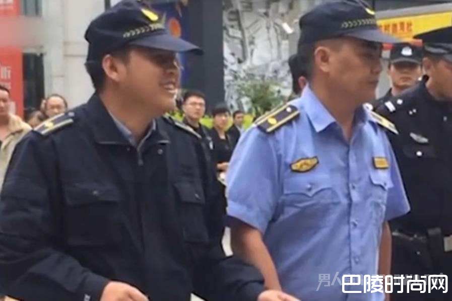 城管提语音箱边跑边笑 城管提语音箱边跑边笑