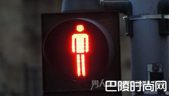 一人闯红灯，全家学交规