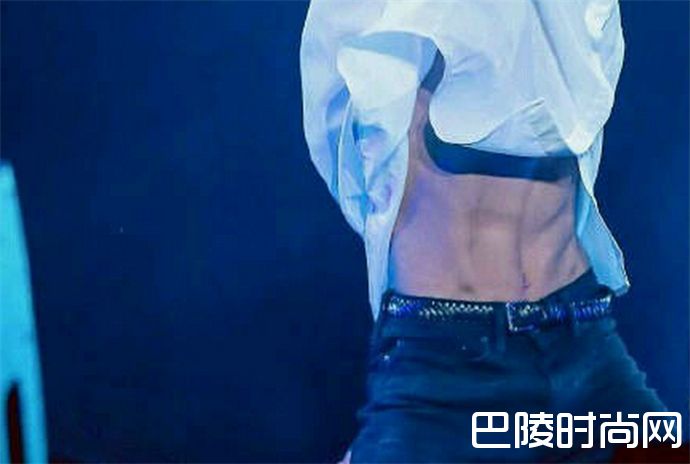 易烊千玺秀腹肌