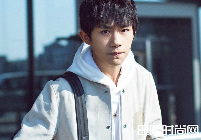 易烊千玺秀腹肌