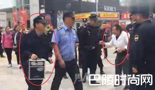 城管提语音箱边跑边笑 城管提语音箱边跑边笑