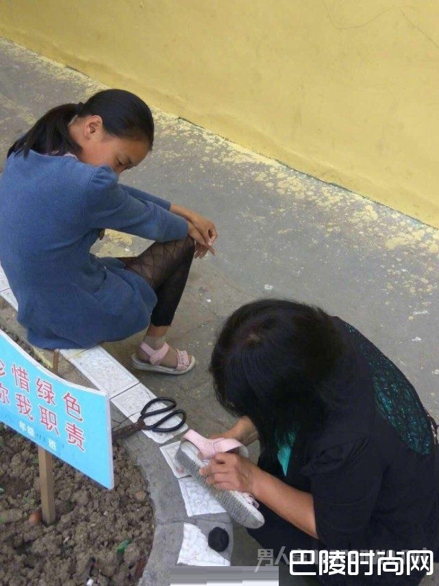 低头缝补一只粉色凉鞋 低头缝补一只粉色凉鞋