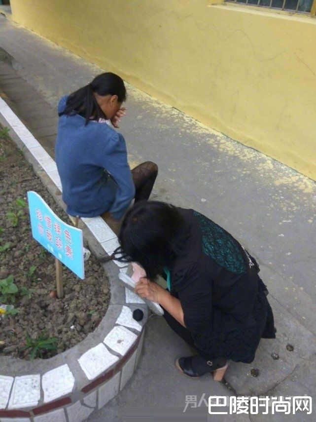 女孩背过身去拭泪 女孩背过身去拭泪