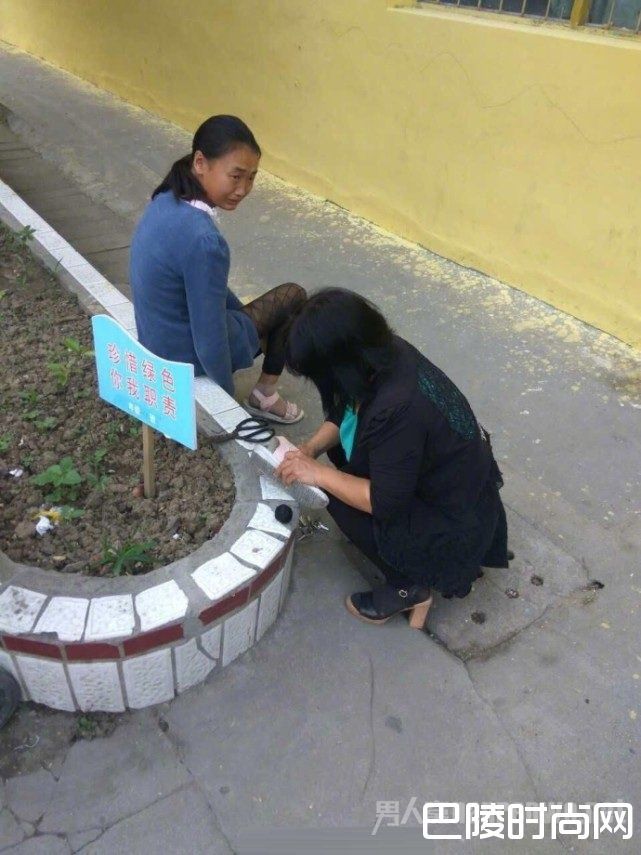 老师为学生补鞋 老师为学生补鞋
