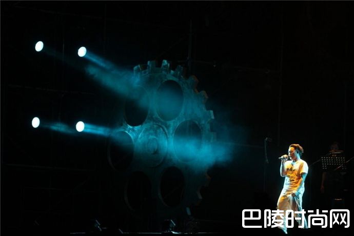 陈奕迅接老婆下班