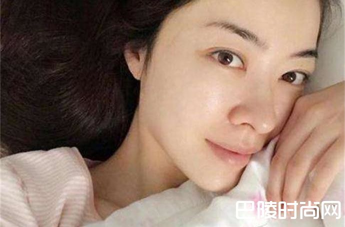 熊黛林晒素颜床照