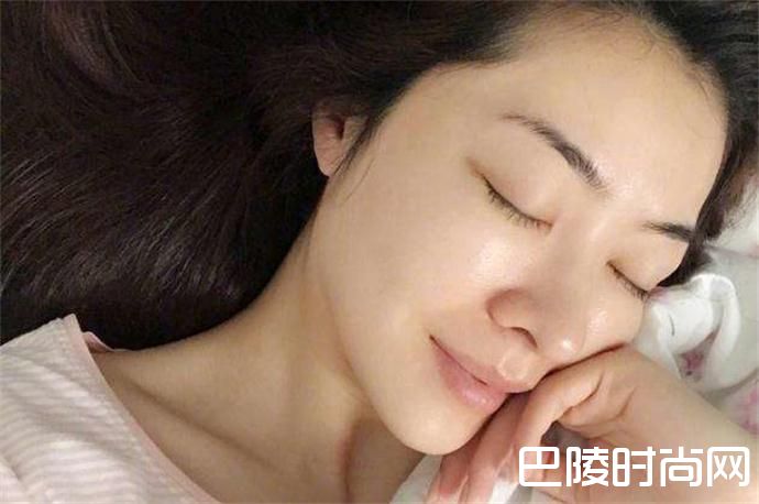 熊黛林晒素颜床照