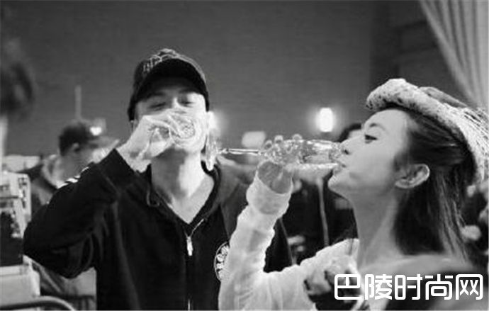 赵丽颖和冯绍峰拼酒