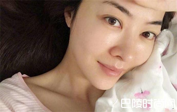 熊黛林晒素颜床照