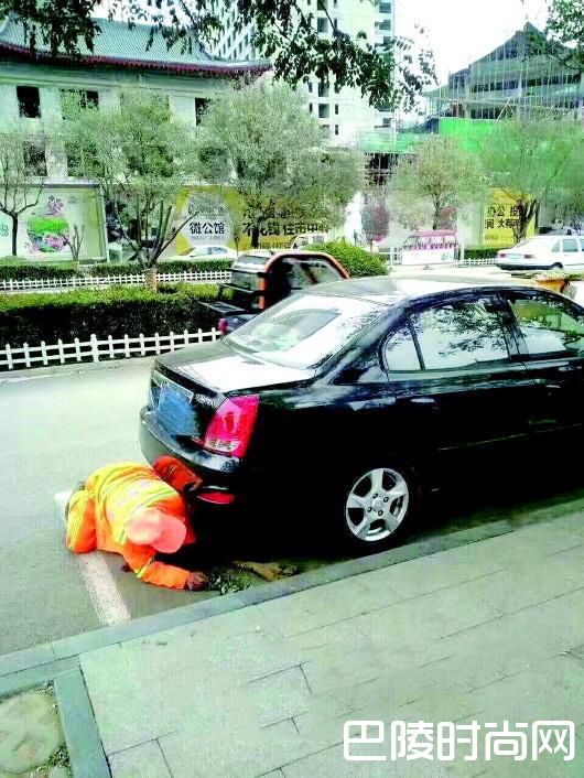 趴地捡垃圾 趴地捡垃圾