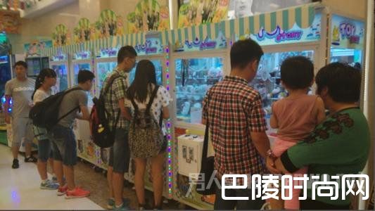 顾客抓娃娃