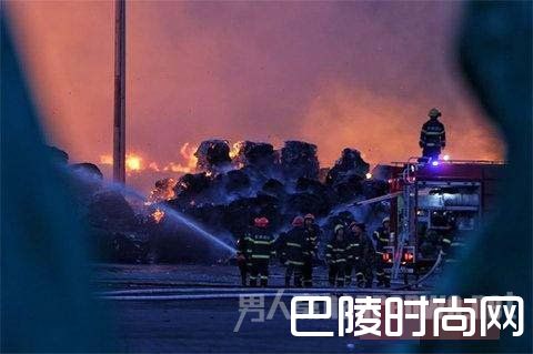 消防员灭火 消防员灭火