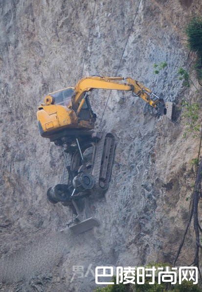 半山飘着一台挖掘机 半山飘着一台挖掘机