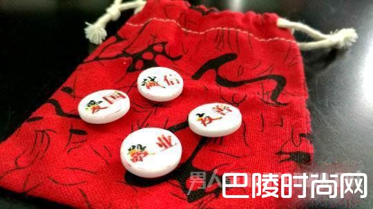 学生收毕业礼物“四粒扣子”