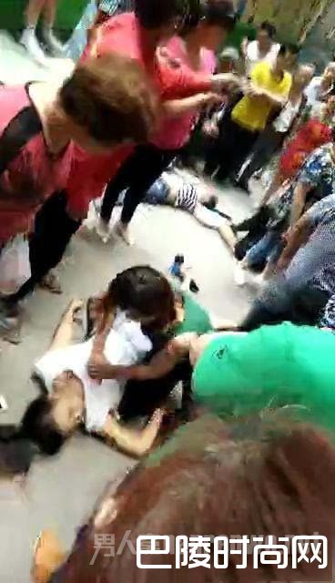 女子跳楼砸死路人