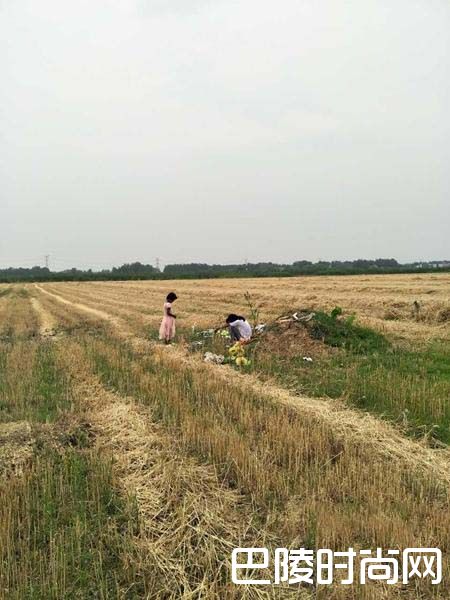 女子在父亲坟前