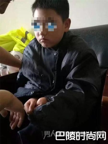 警察开导小男孩