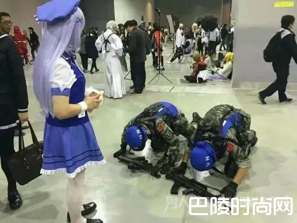 漫展穿军装下跪