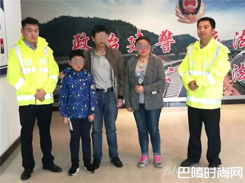 警察将男孩交给孩子父母