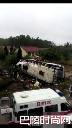 大客车侧翻 大客车侧翻