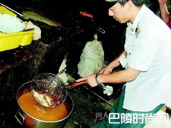 回收作坊提炼老油 回收作坊提炼老油