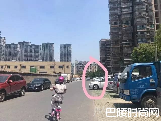 小伙子就倒在这两白车前方的道路上