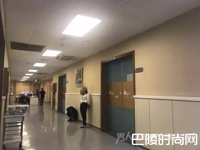 小伙子的朋友等在抢救室门口