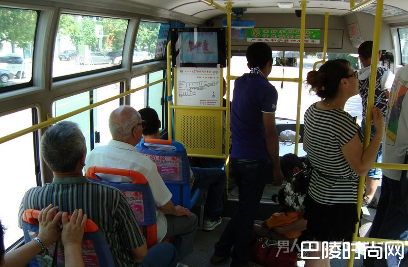 老人乘坐公交 老人乘坐公交