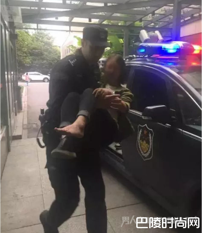 特警送女孩就医