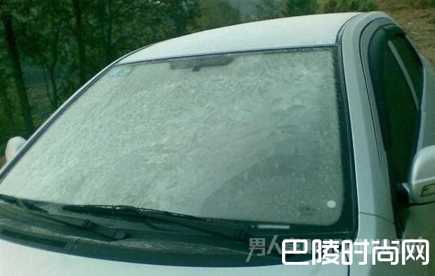 男孩卡在车窗窒息死亡