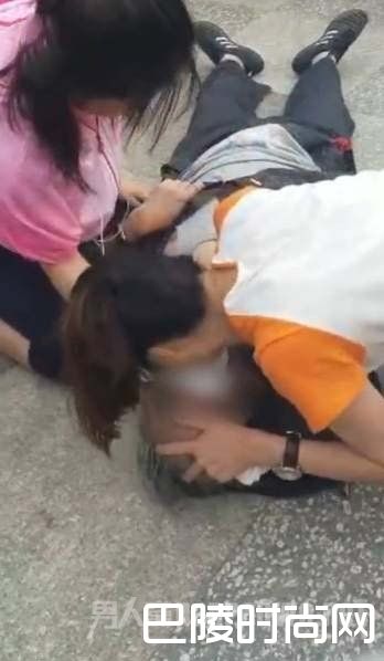 女子为老人做人工呼吸 女子为老人做人工呼吸