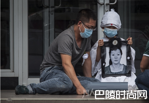 血案遇难者家属在事发麦当劳祭奠亲人