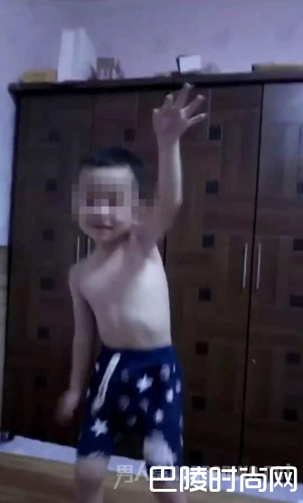 男童被遗忘在校车内