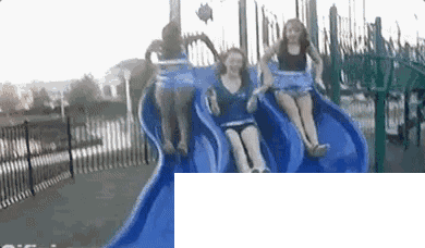 玩个滑滑梯硬是被卡出去